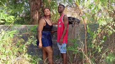 Follando al aire libre con la vecina cachonda de coño mojado