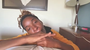 Jovencita negra mamando una enorme polla grande