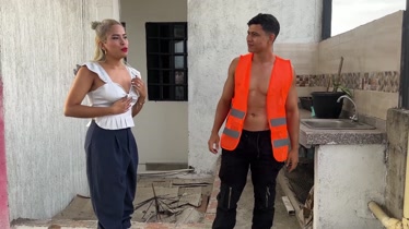 Puta rubia se folla al plomero en la azotea