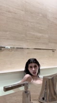 Tetona mia khalifa desnuda en el jacuzzi duchandose
