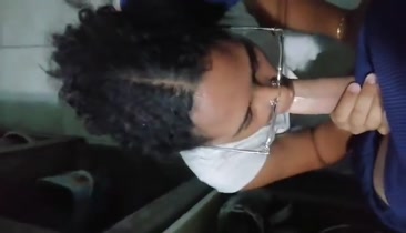 Jovencita puta tragando una enorme polla grande