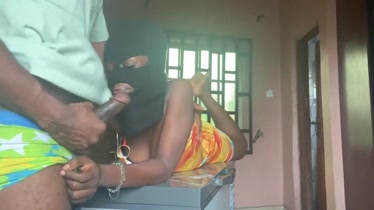 Negra adolescente follando con un desconocido por paga