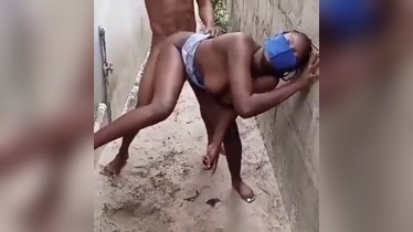 Sexo duro en el patio con mi vecina puta