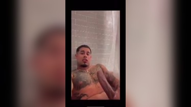 Puertorriqueño michael flores pajeando su enorme verga