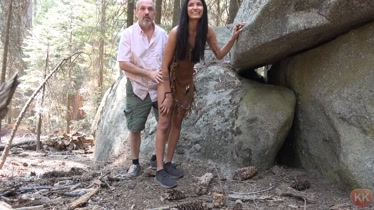 Adolescente flaca cogiendo con su abuelo en el bosque