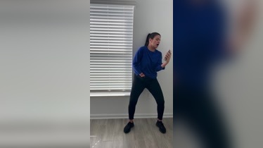 Puta caliente masturbandose en su oficina