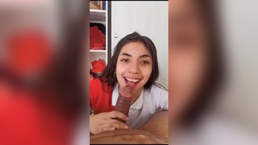 Jovencita chupando verga mientras la graban