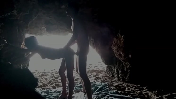 Chica puta follando en un cueva con su novio
