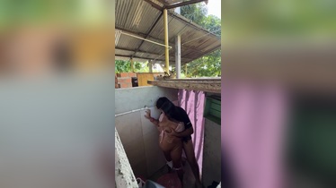 Embarazada puta follando con su cuñado a escondidas en el baño