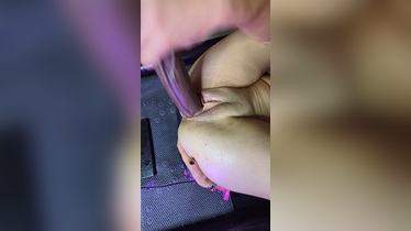 Chica flaca masturbando con un dildo largo
